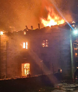Un incendio deja una casa calcinada en Araduenga, una pequeña localidad del Valle de Mena