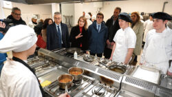 La Consejera de Educación confirmó en Villarcayo la futura implantación del grado superior de Dirección de Cocina y el certificado de profesionalidad de Instalación de Muebles