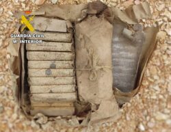 La Guardia Civil destruye 35 cartuchos de dinamita negra de notable antigüedad hallados en una vivienda del valle de Tobalina