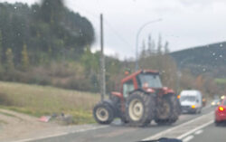 Un agricultor detenido por la colisión de su tractor con un vehículo en la CL629 a la atura del Valle de Mena