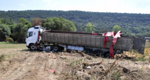 Aparatoso accidente de un camión en Incinillas