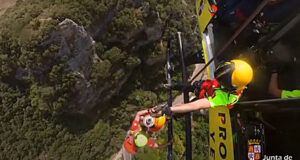 El grupo de Rescate y Salvamento de la Junta de Castilla y León socorre a una escaladora que quedó colgada en la vía ferrata de Tobera