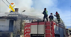 La Guardia Civil auxilia a un vecino durante un incendio declarado en La Merindad de Sotoscueva
