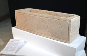 Un sarcófago infantil hallado en Tartalés de Cilla, nueva pieza destacada del Museo de Burgos