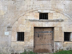 La Fundación del Monasterio Santa María de Rioseco agradece la donación de la antigua puerta de la Cartuja de Miraflores