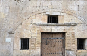 La Fundación del Monasterio Santa María de Rioseco agradece la donación de la antigua puerta de la Cartuja de Miraflores