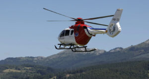 Rescatan en helicóptero a una montañera herida en Valle de Losa