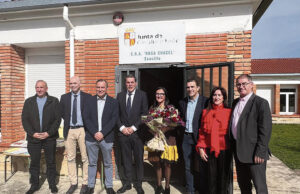Emotivo homenaje a Loreto Ruiz tras32 años de dedicación a la escuela rural del Valle de Valdebezana