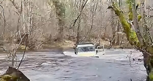 Rescatadas cuatro personas de un coche en el río Nela a la altura de Quintanabaldo