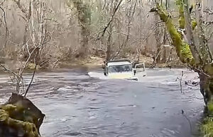 Rescatadas cuatro personas de un coche en el río Nela a la altura de Quintanabaldo