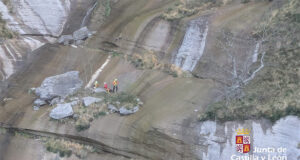 El grupo de Rescate y Salvamento de la Junta de Castilla y León socorre a un escalador en la cascada de San Miguel de Angulo