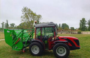 El nuevo tractor polivalente del Ayuntamiento de Villarcayo de M.C.V. ya presta servicio en el municipio