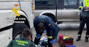 La Guardia Civil auxilia a un turista herido grave tras ser atropellado por un camión en Arija