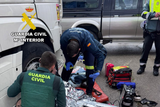 La Guardia Civil auxilia a un turista herido grave tras ser atropellado por un camión en Arija